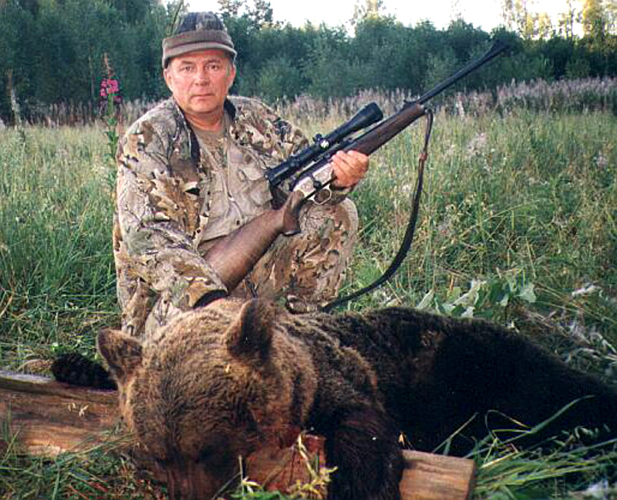Вячеслав Позгалев с убитым медведем
